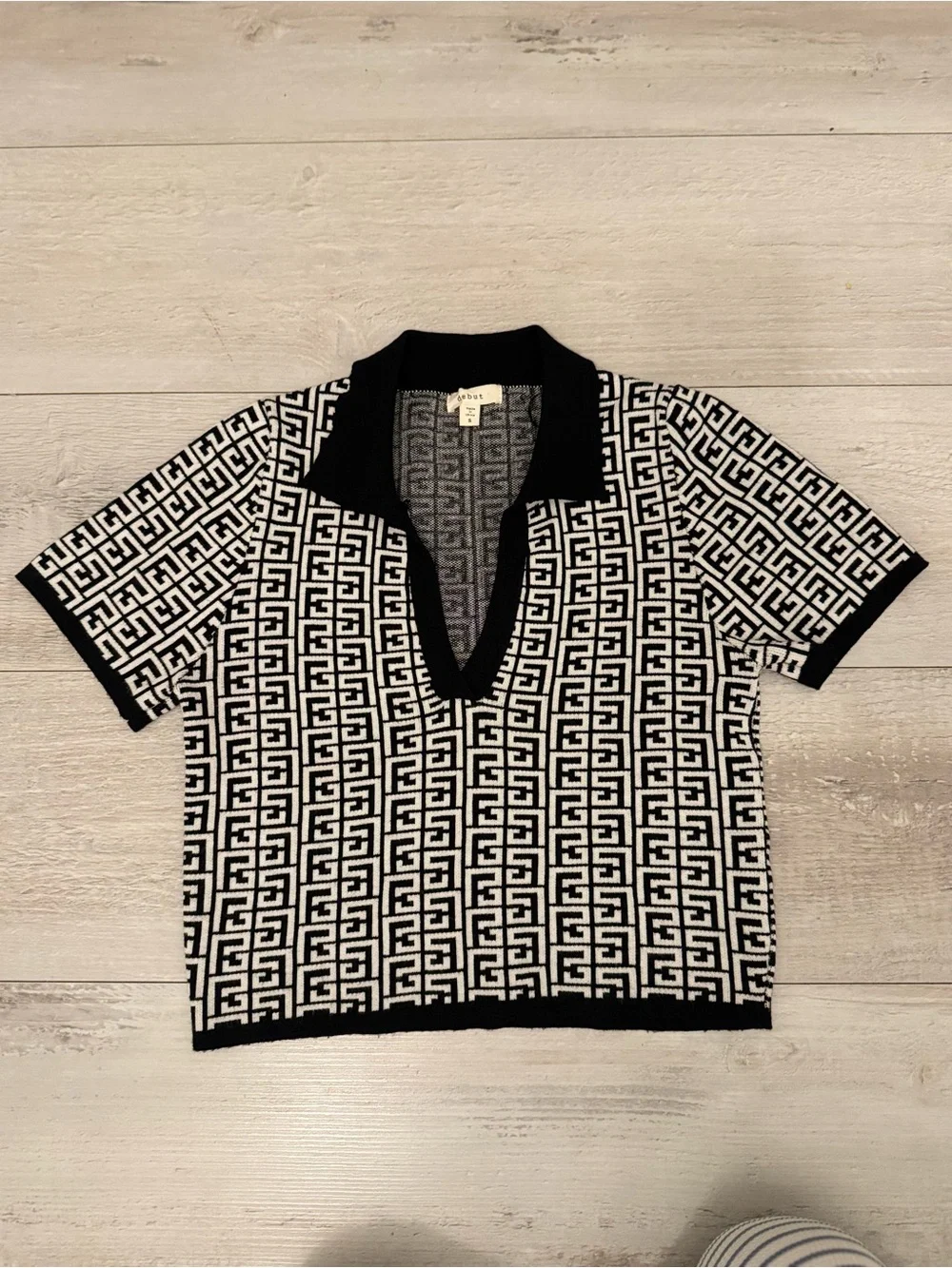 debut Black & White Geometric V-Neck Polo Sweater